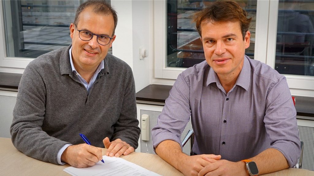 Yves Bonnefont, Stellantis Chief Software Officer (left), with AiMotive Founder László Kishonti.