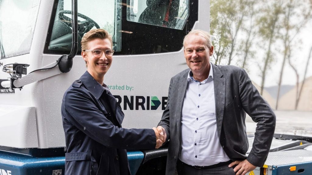 Fernide CEO Hendrik Kramer (l) and Terberg Special Vehicles CEO Rob van Hove celebrate collaboration.
